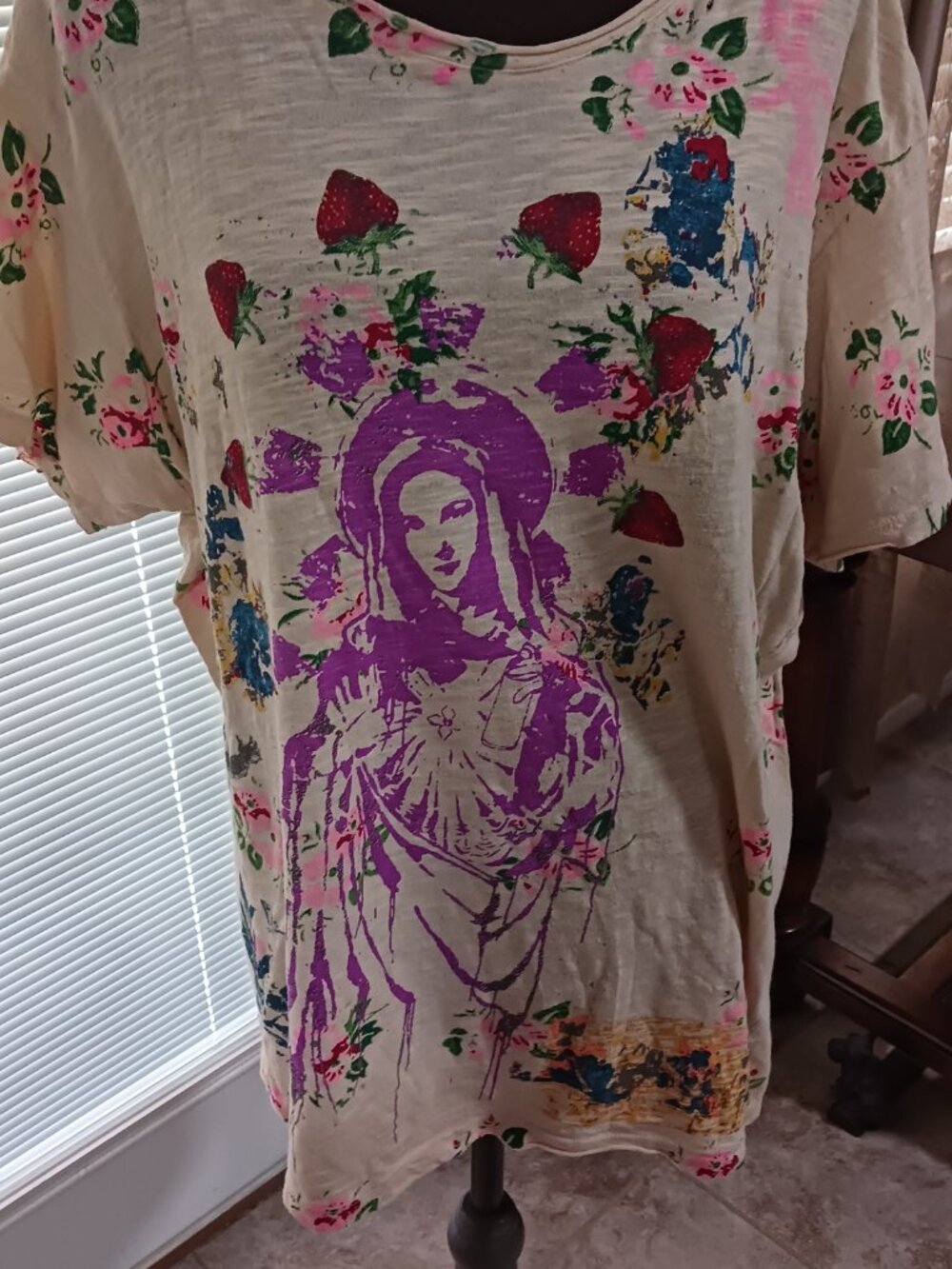 Magnolia Pearl -Our Lady Queen of The Roses with Crown of Strawberries and Roses - Picture 4 of 4